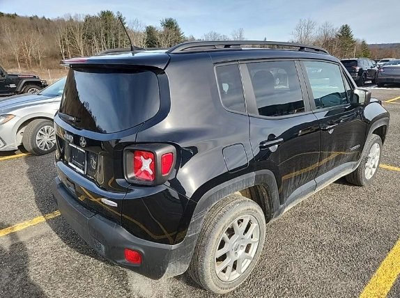 Used 2022 Jeep Renegade Latitude image 2