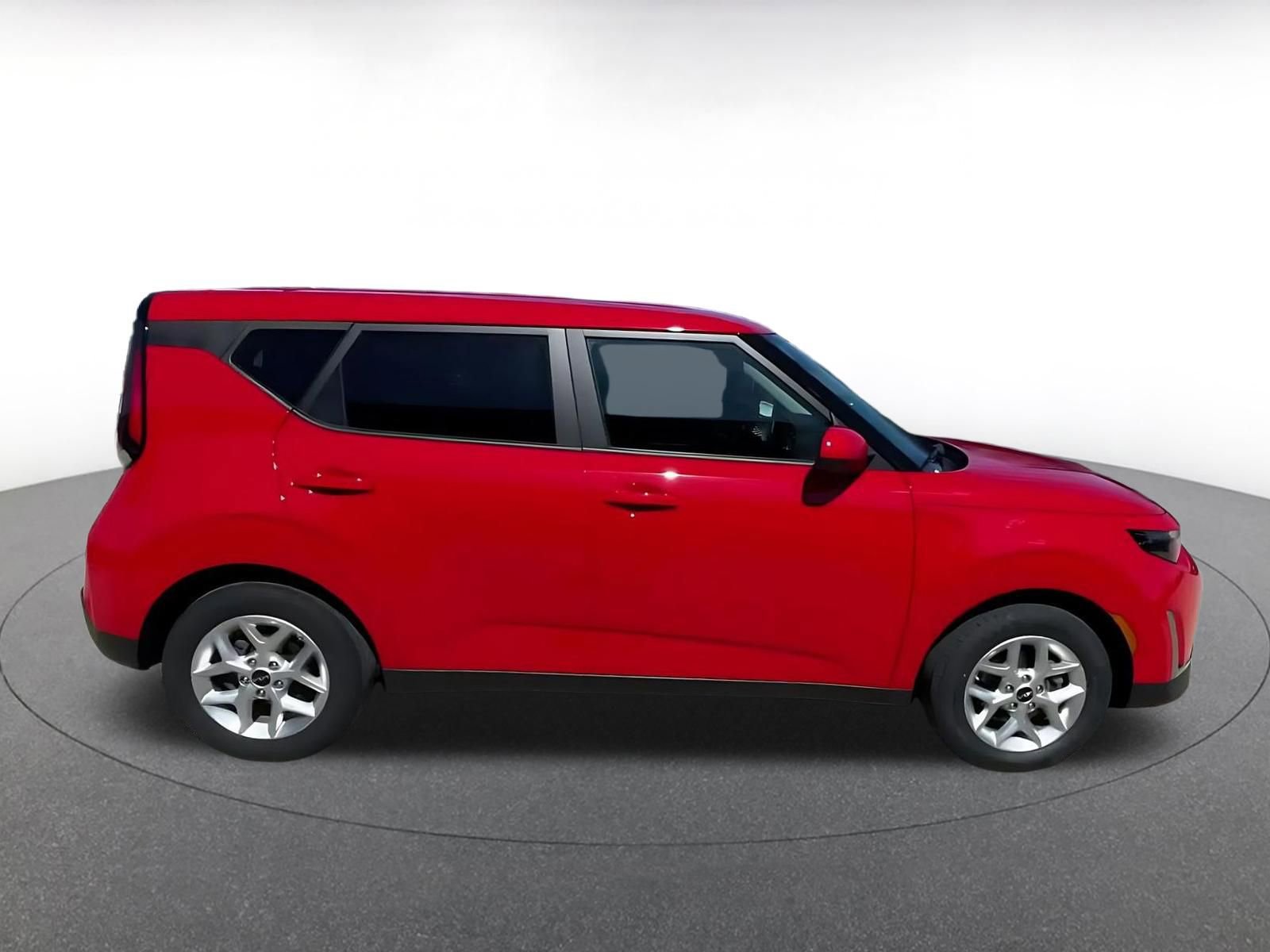 Used 2025 Kia Soul LX w/ LX Technology Package FWD image 16