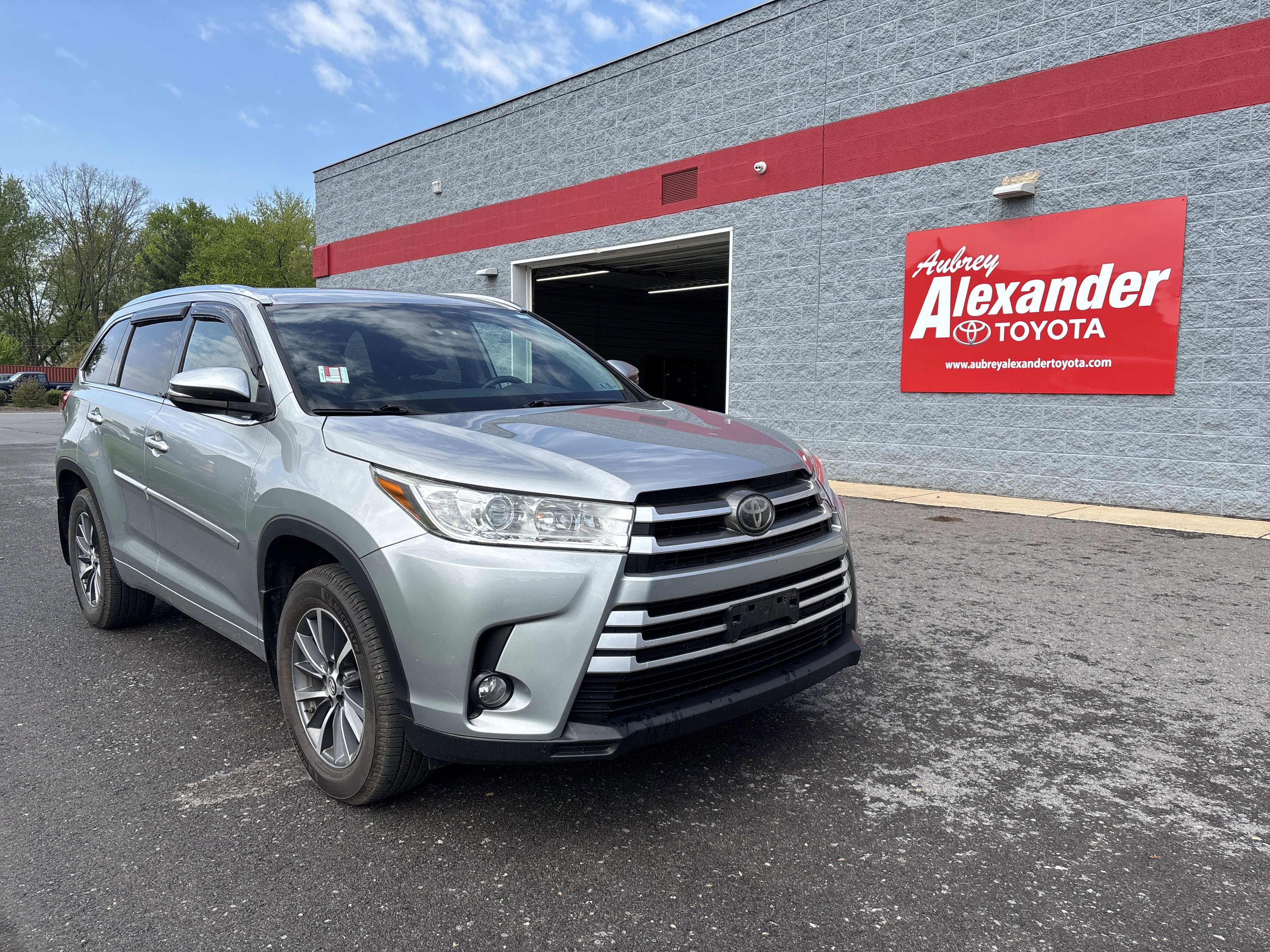 Used 2018 Toyota Highlander XLE AWD/4WD image 1