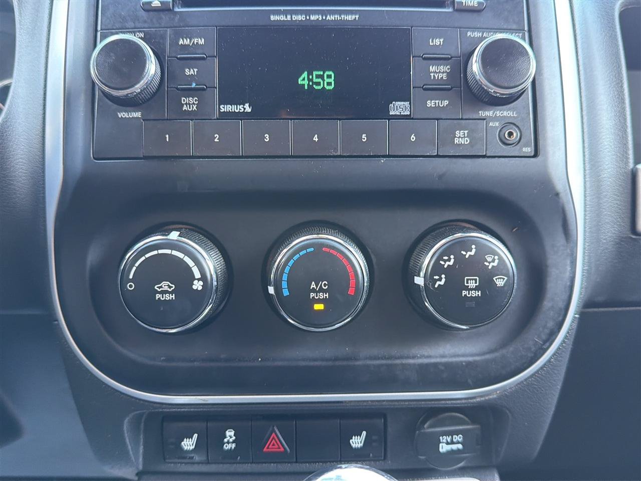 Used 2016 Jeep Compass Latitude FWD image 19