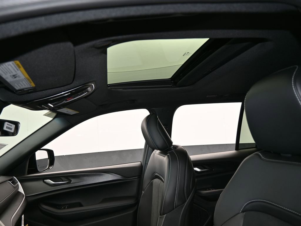 New 2025 Jeep Grand Cherokee Laredo image 11