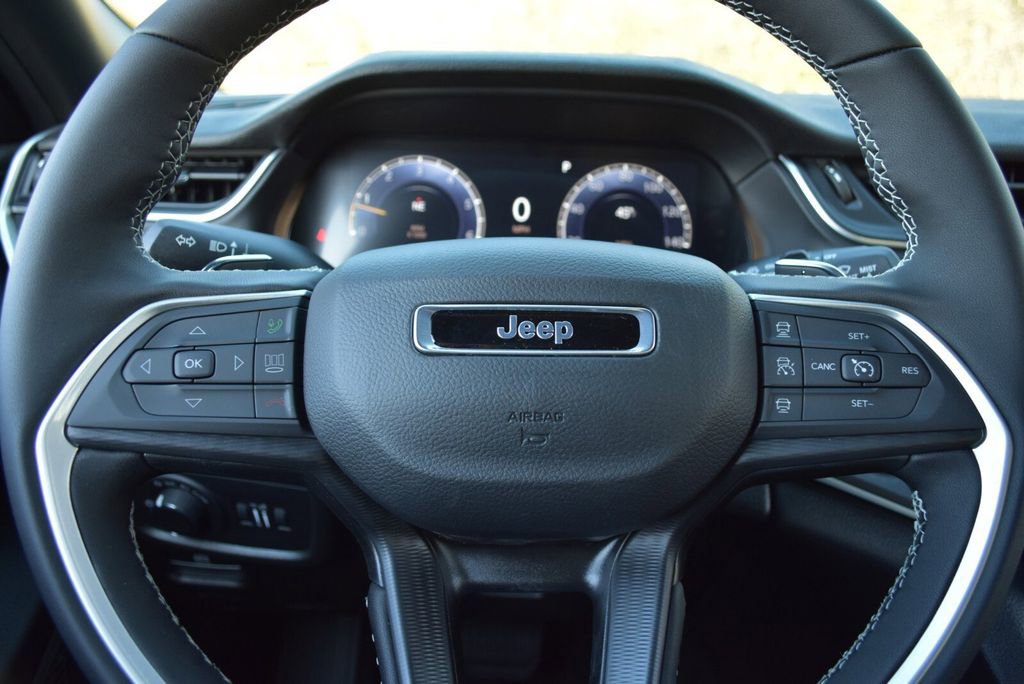 New 2025 Jeep Grand Cherokee Laredo X w/ Luxury Tech Group I image 15