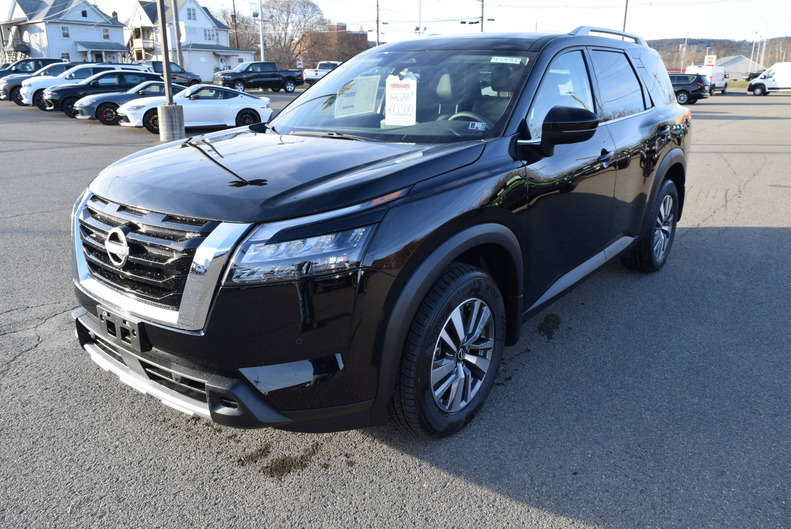 New 2025 Nissan Pathfinder SL image 2