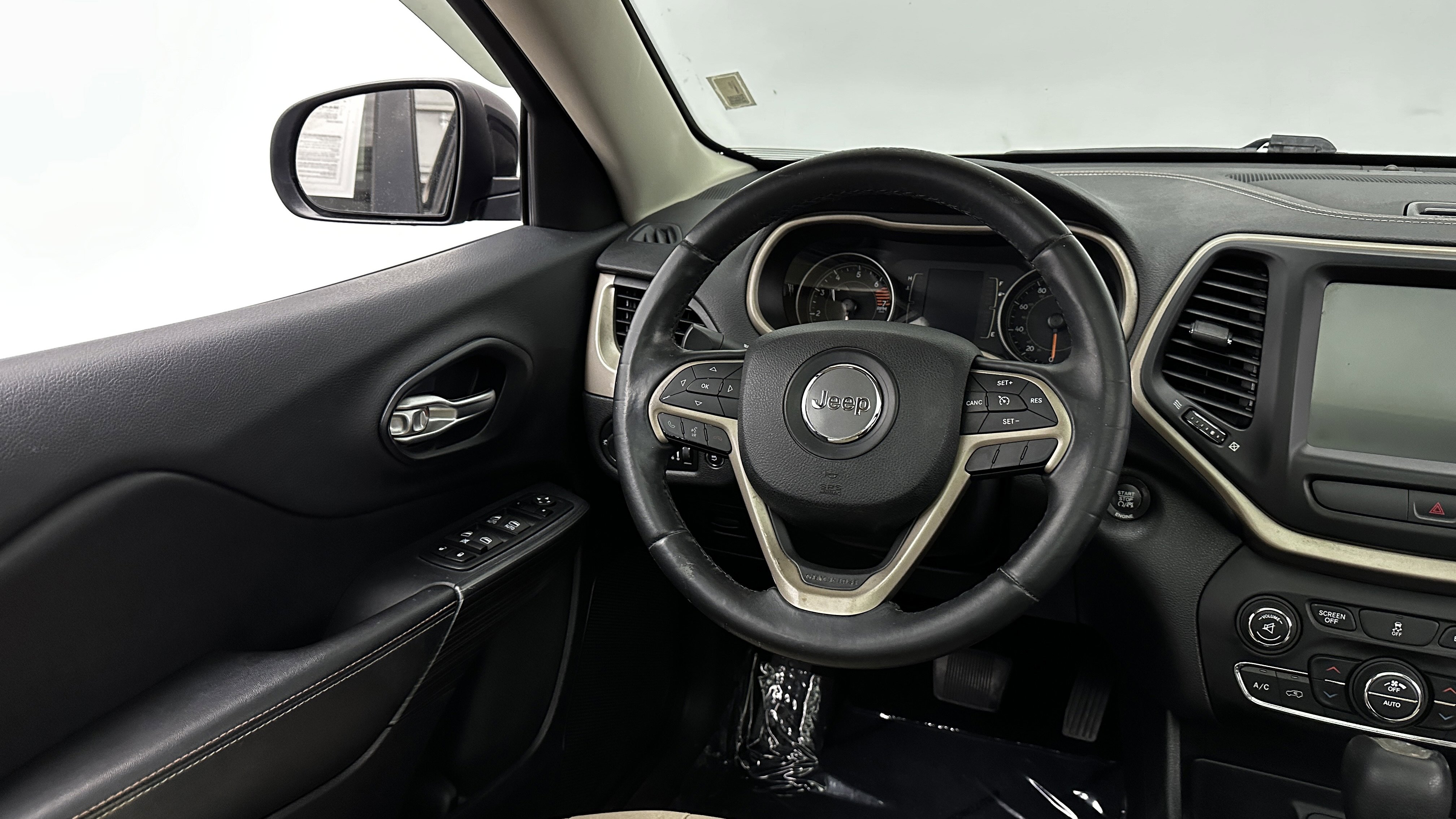 Used 2016 Jeep Cherokee 75th Anniversary image 28