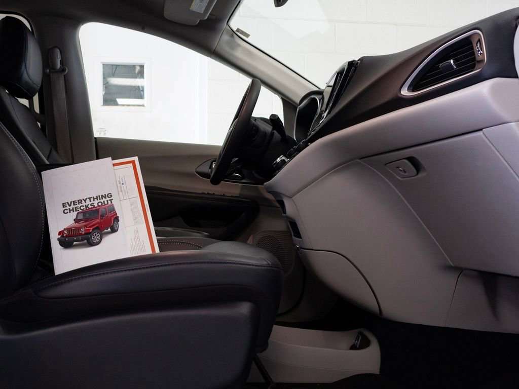 Certified 2024 Chrysler Pacifica Touring-L image 7