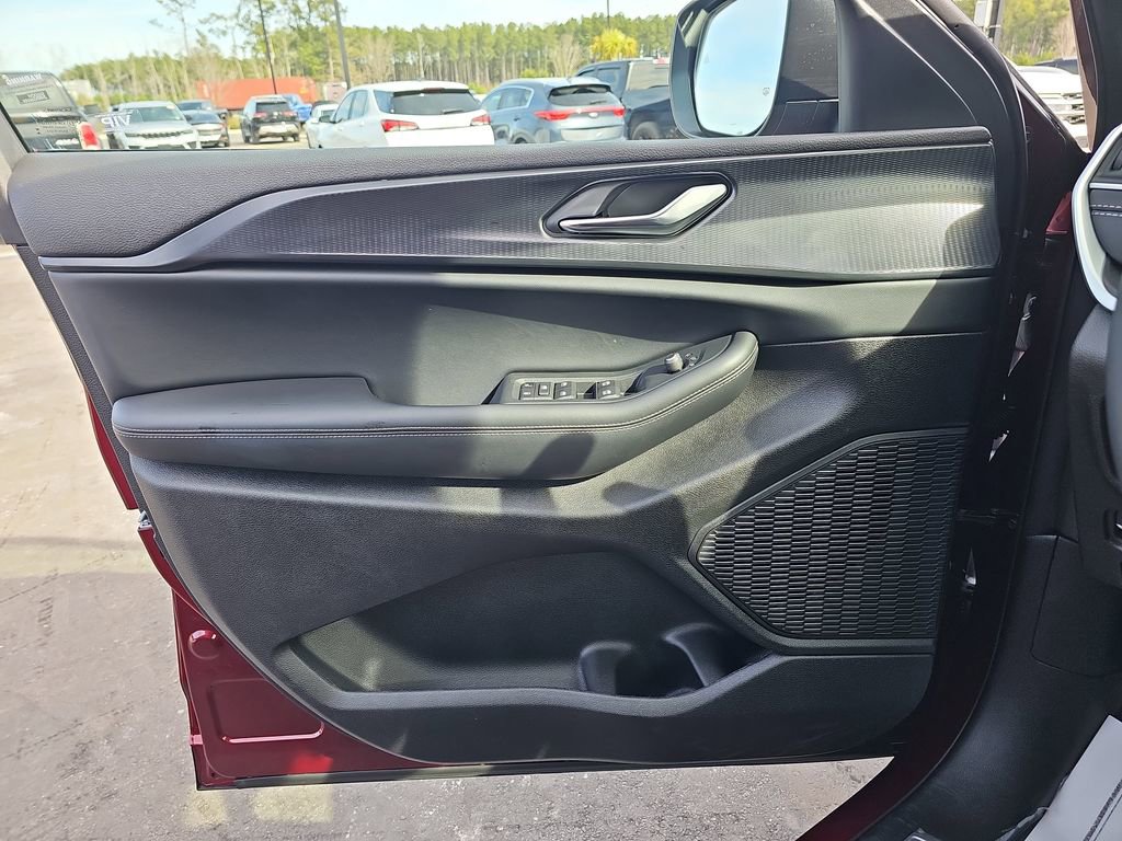 Used 2025 Jeep Grand Cherokee Laredo X w/ Luxury Tech Group I image 30