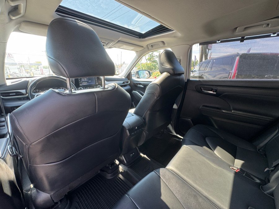 Used 2021 Toyota Highlander XLE AWD/4WD image 28