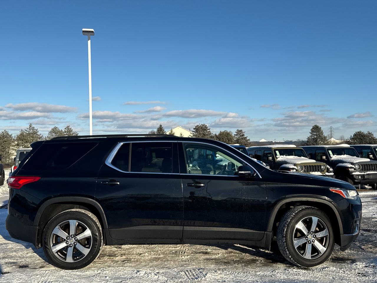 Used 2019 Chevrolet Traverse LT image 2