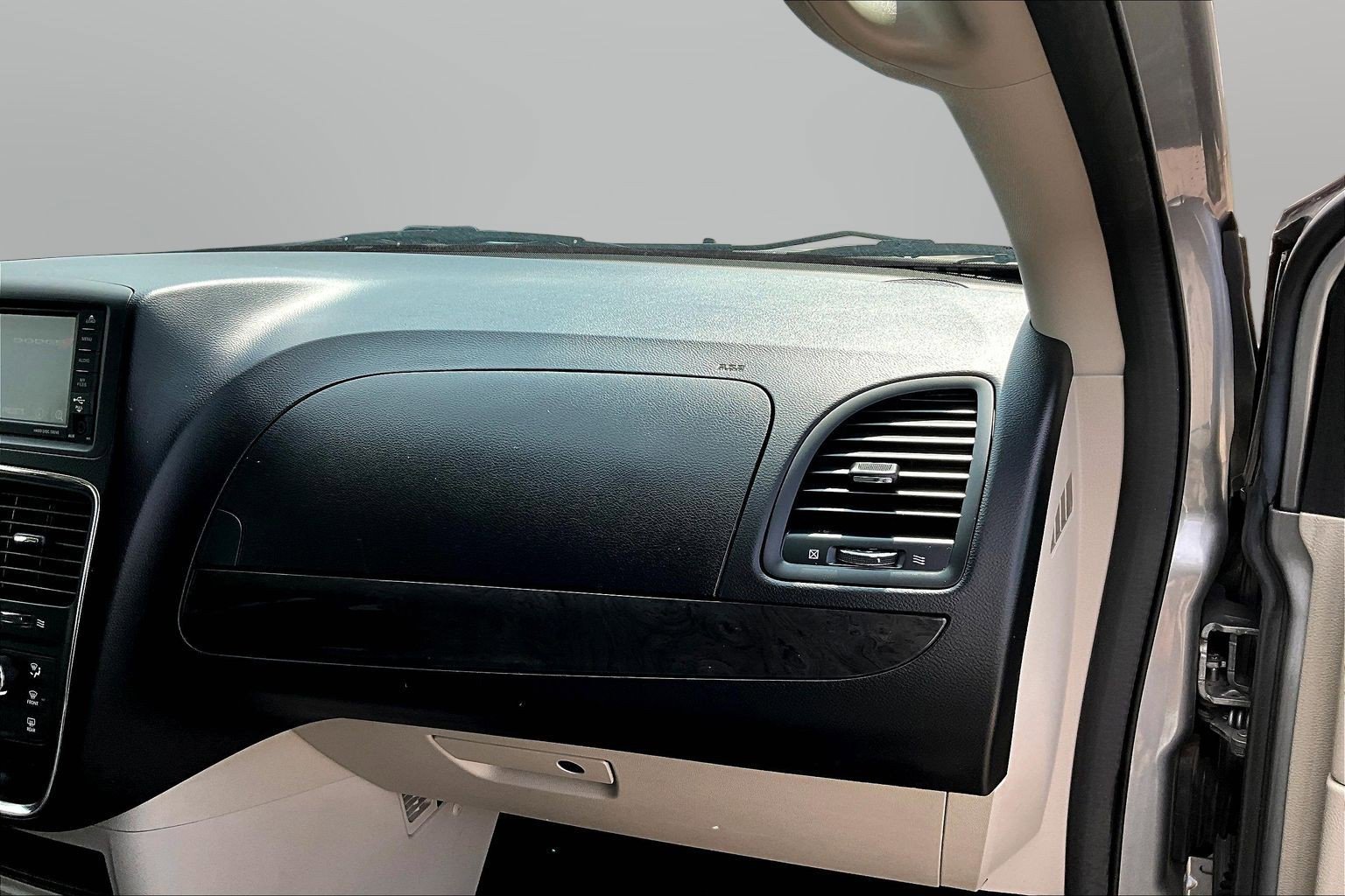 Used 2020 Dodge Grand Caravan SE w/ UConnect Hands-Free Group image 21