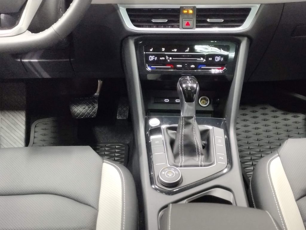 New 2025 Volkswagen Taos SEL image 38