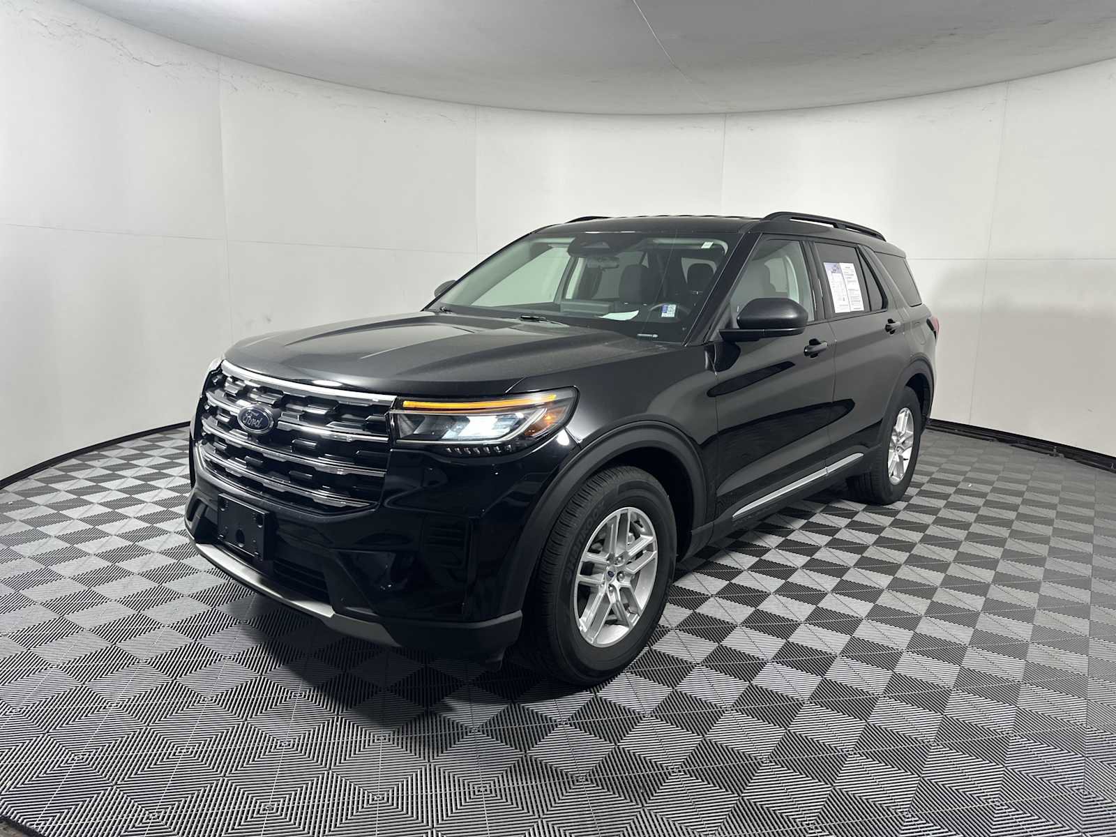 Used 2025 Ford Explorer Active image 3