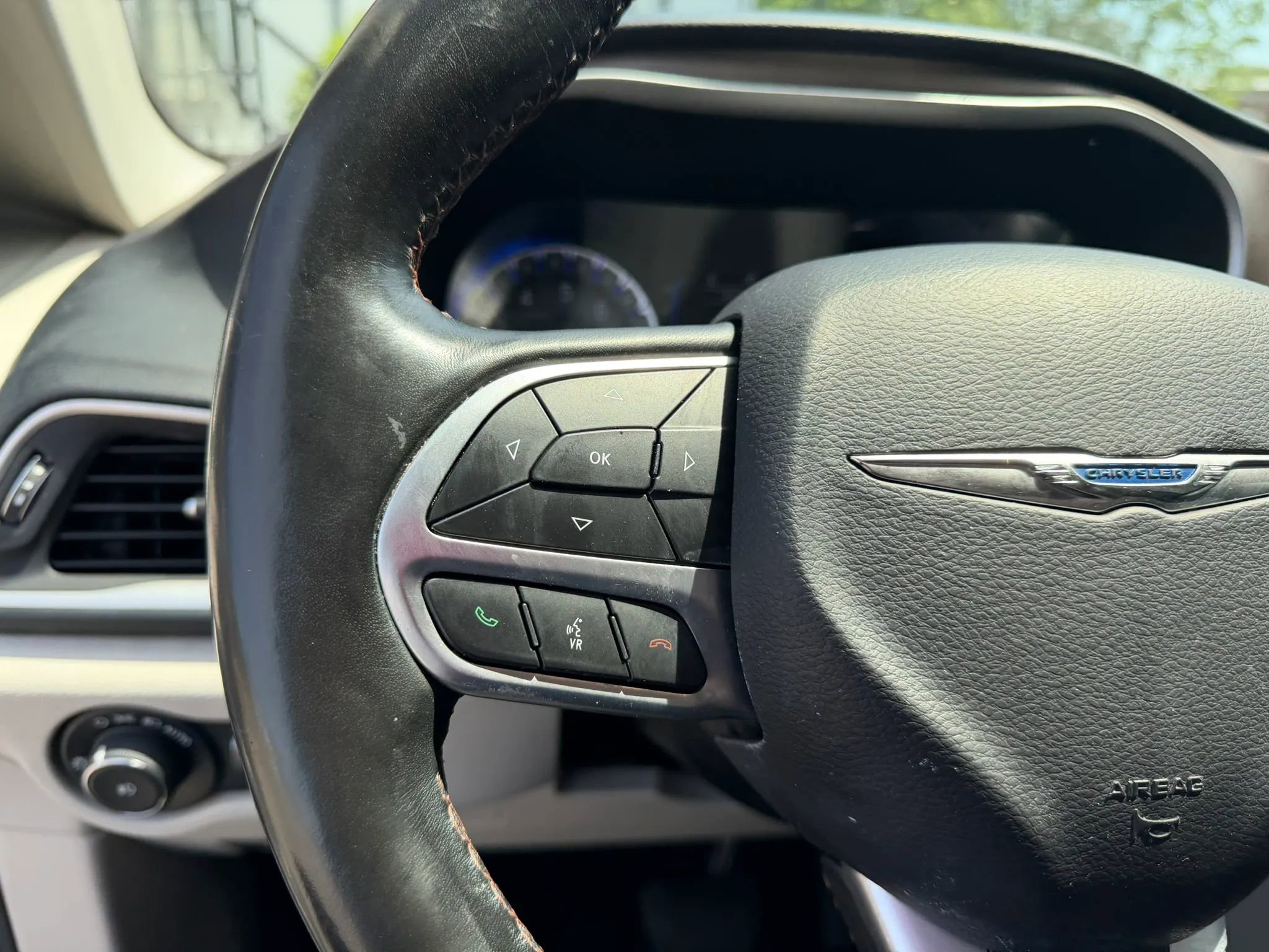 Used 2019 Chrysler Pacifica Touring-L image 14