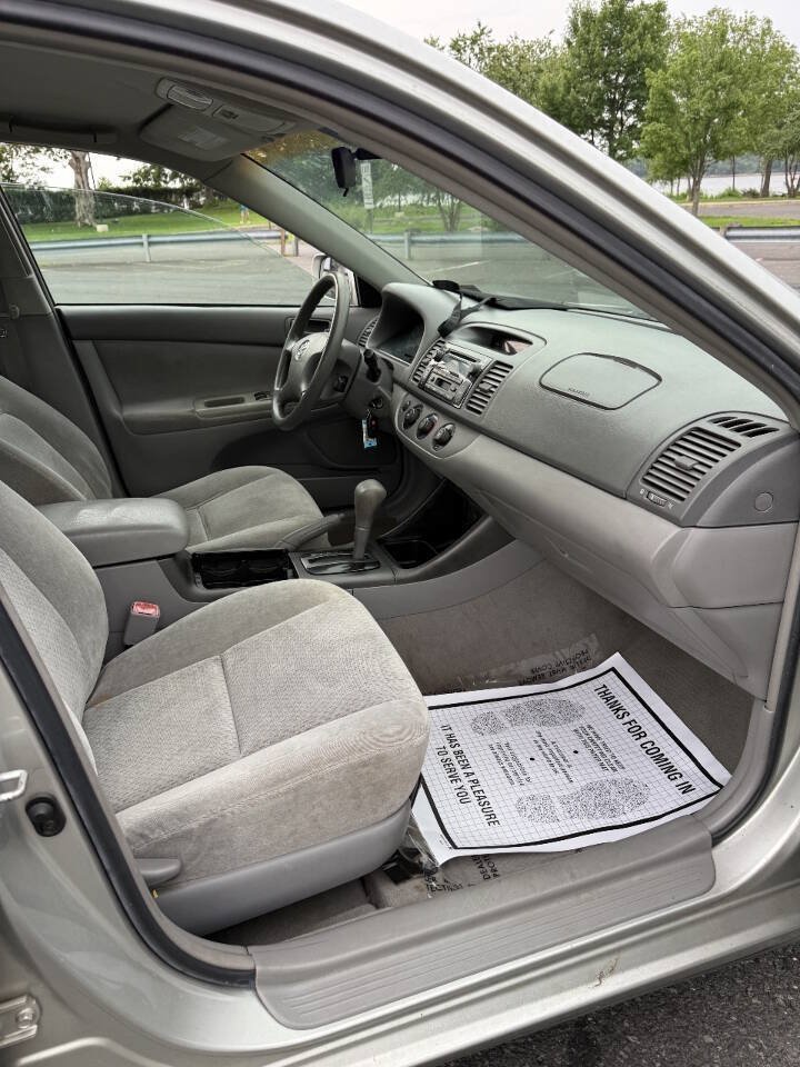 Used 2004 Toyota Camry LE FWD image 16