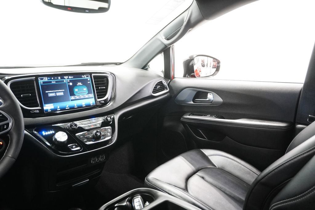 Used 2025 Chrysler Pacifica Select image 13