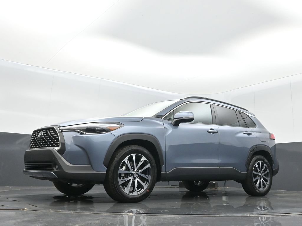 Used 2024 Toyota Corolla Cross XLE w/ Convenience Package image 11