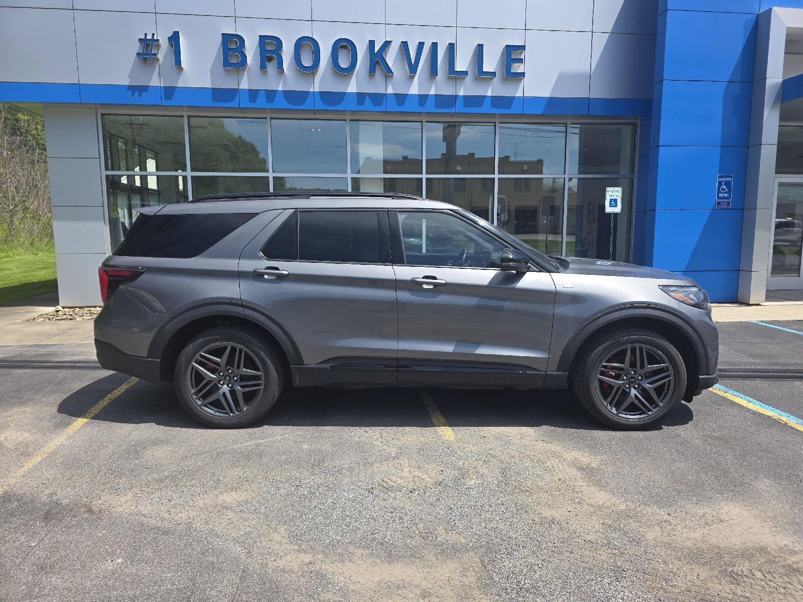 Used 2025 Ford Explorer ST-Line w/ ST-Line Street Pack AWD/4WD image 9
