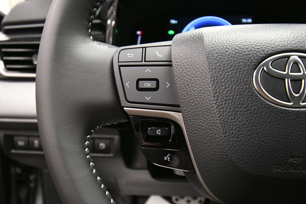 Certified 2025 Toyota Camry SE image 17