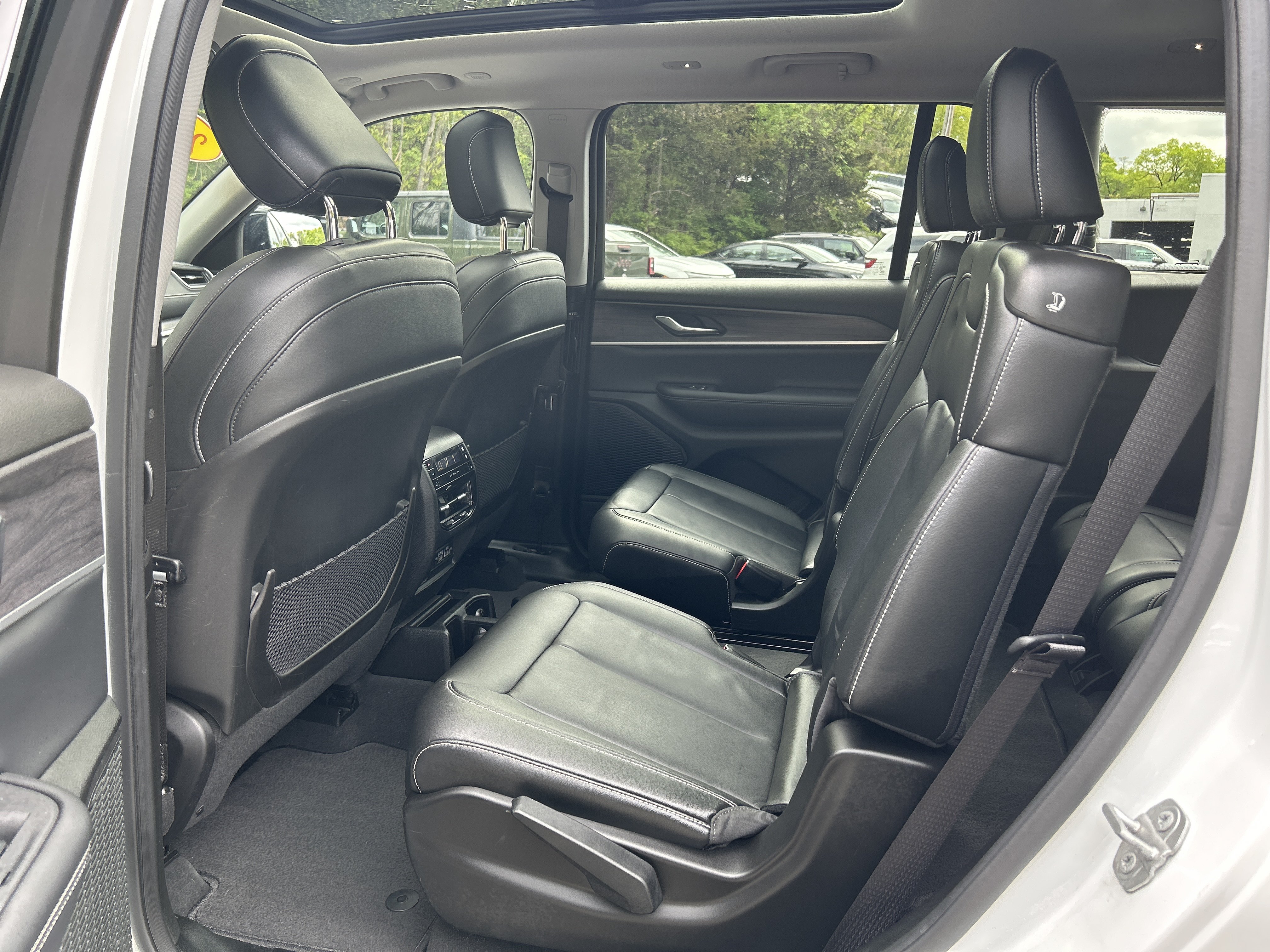 Certified 2023 Jeep Grand Cherokee L Limited w/ Black Appearance Package AWD/4WD image 11