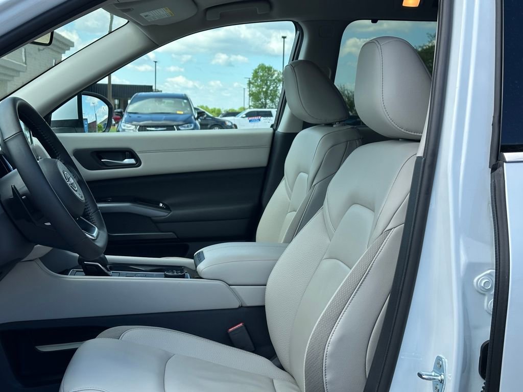 Used 2025 Nissan Pathfinder SL w/ Lighting Package (N92) image 31