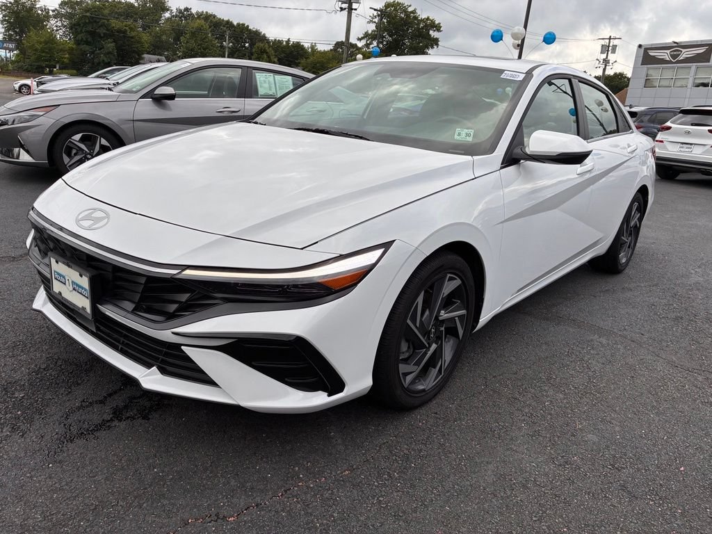Used 2025 Hyundai Elantra Limited FWD image 3