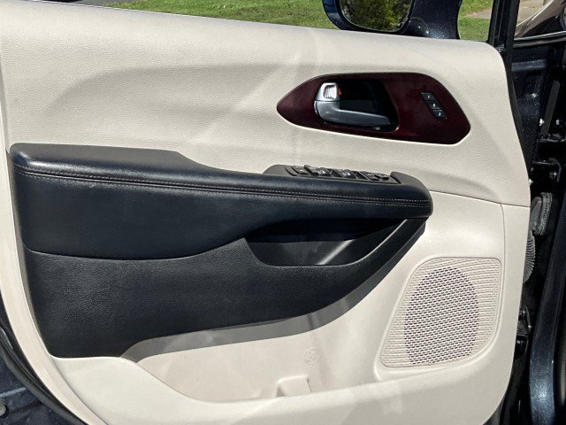 Used 2019 Chrysler Pacifica Limited w/ Advanced Safetytec Group FWD image 33
