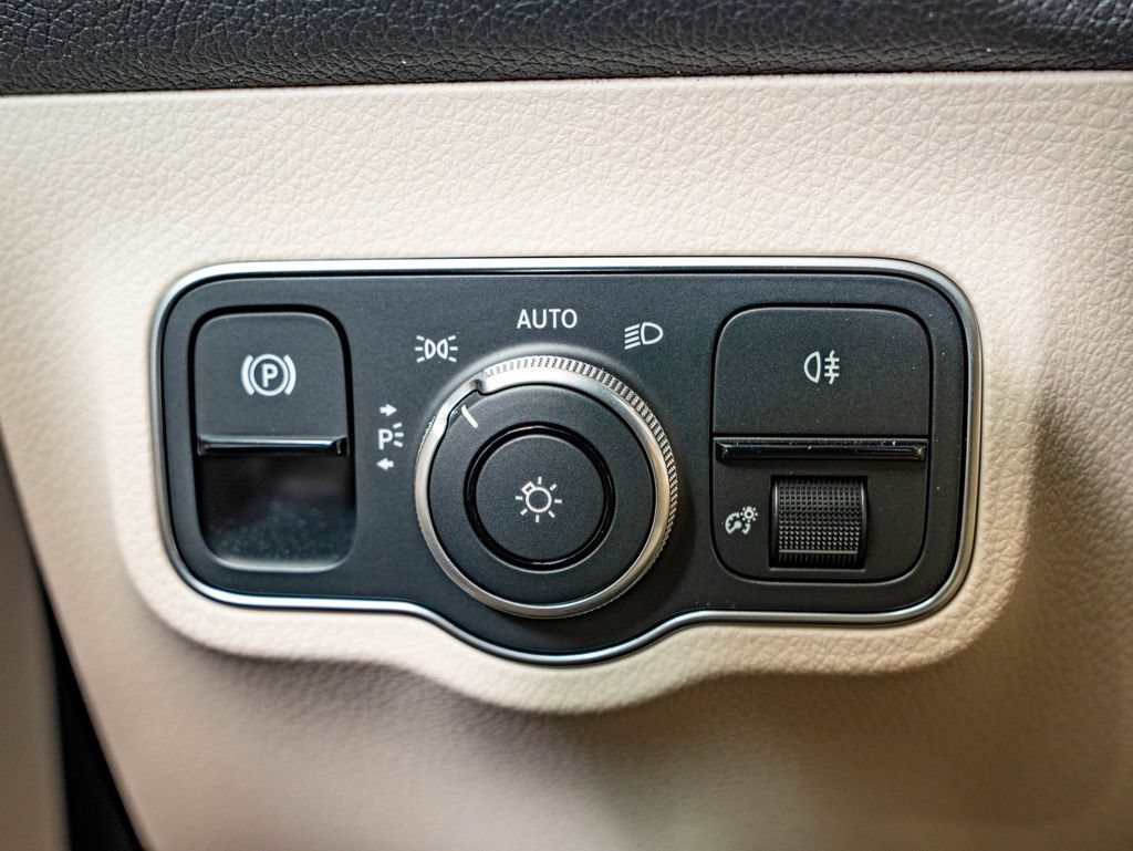 Used 2024 Mercedes-Benz EQB 300 4MATIC image 26
