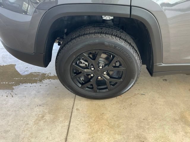 Used 2025 Jeep Grand Cherokee Altitude AWD/4WD image 11