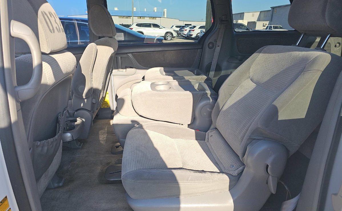 Used 2010 Toyota Sienna CE FWD image 12