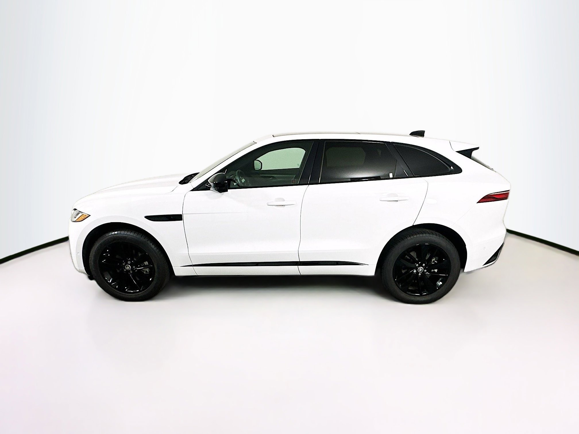 Used 2025 Jaguar F-PACE R-Dynamic S image 4