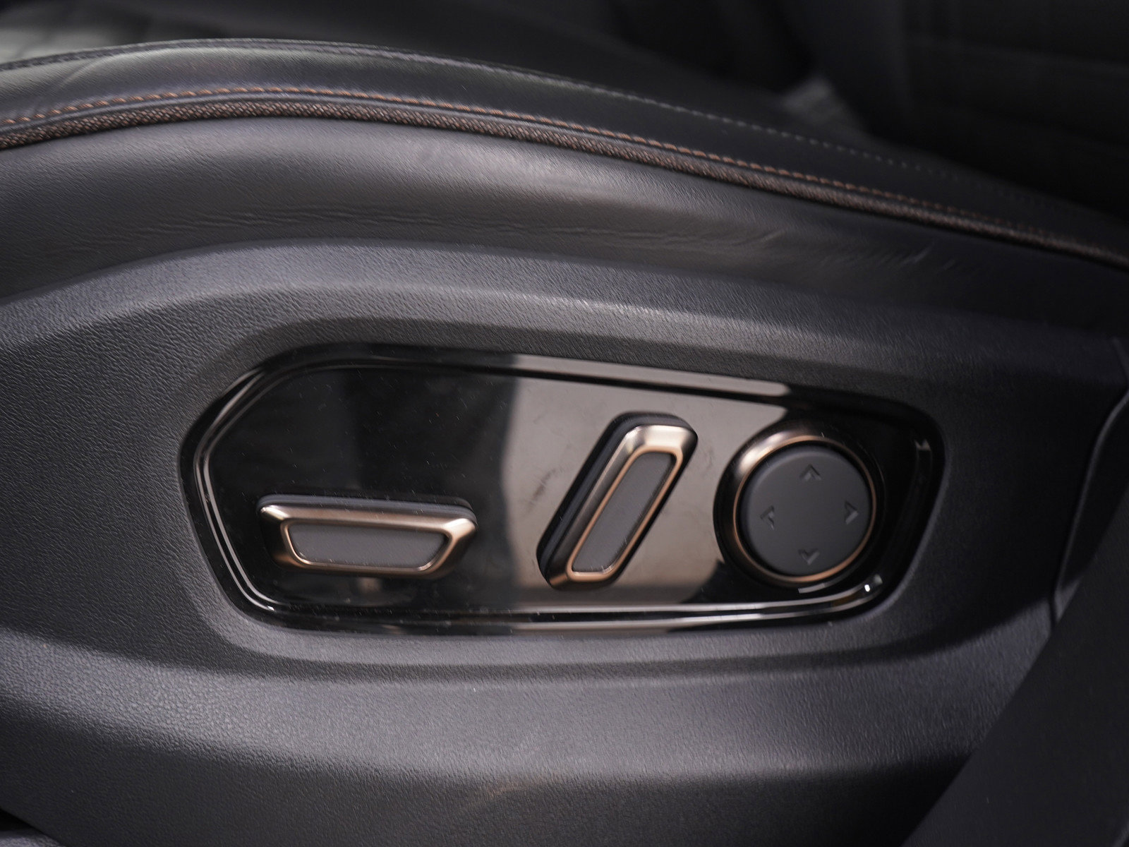 Used 2025 Rivian R1S Premium image 25