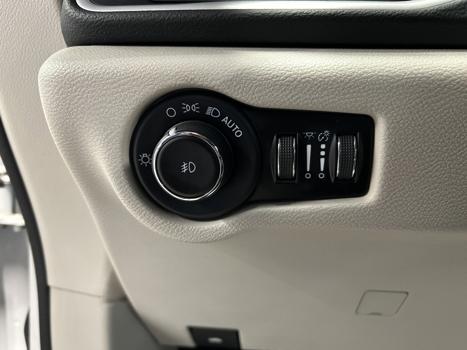 Used 2023 Chrysler Pacifica Touring-L image 22