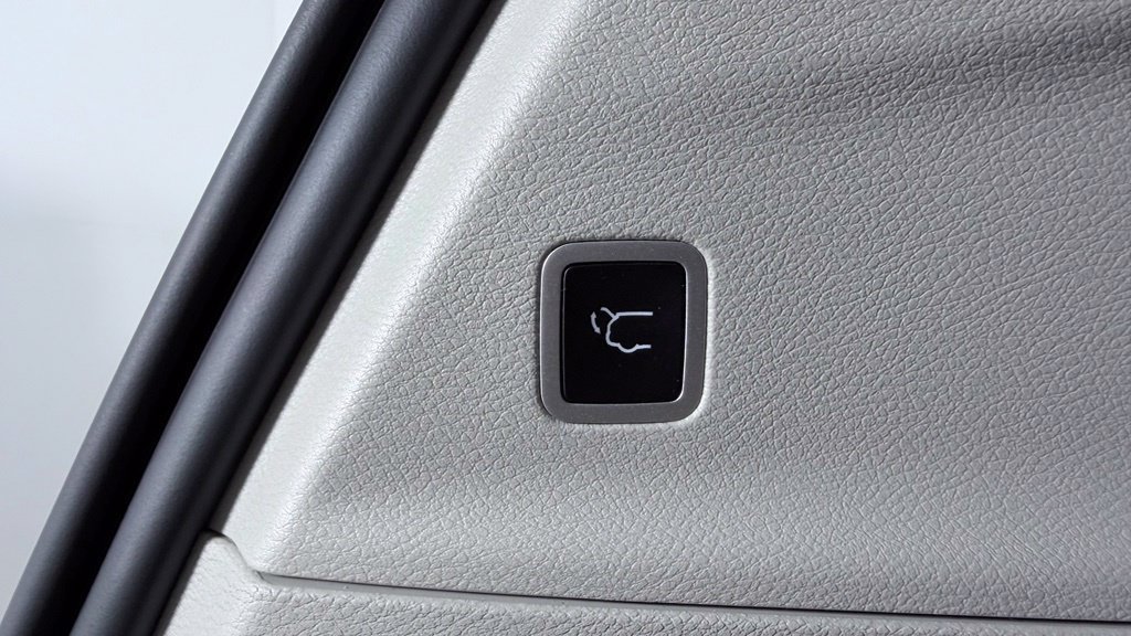 Used 2024 Chrysler Pacifica Limited AWD/4WD image 12