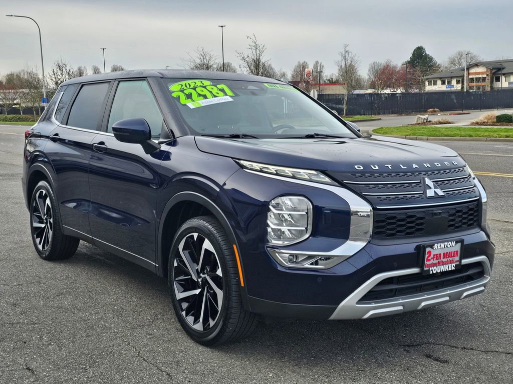 Used 2023 Mitsubishi Outlander SE image 3