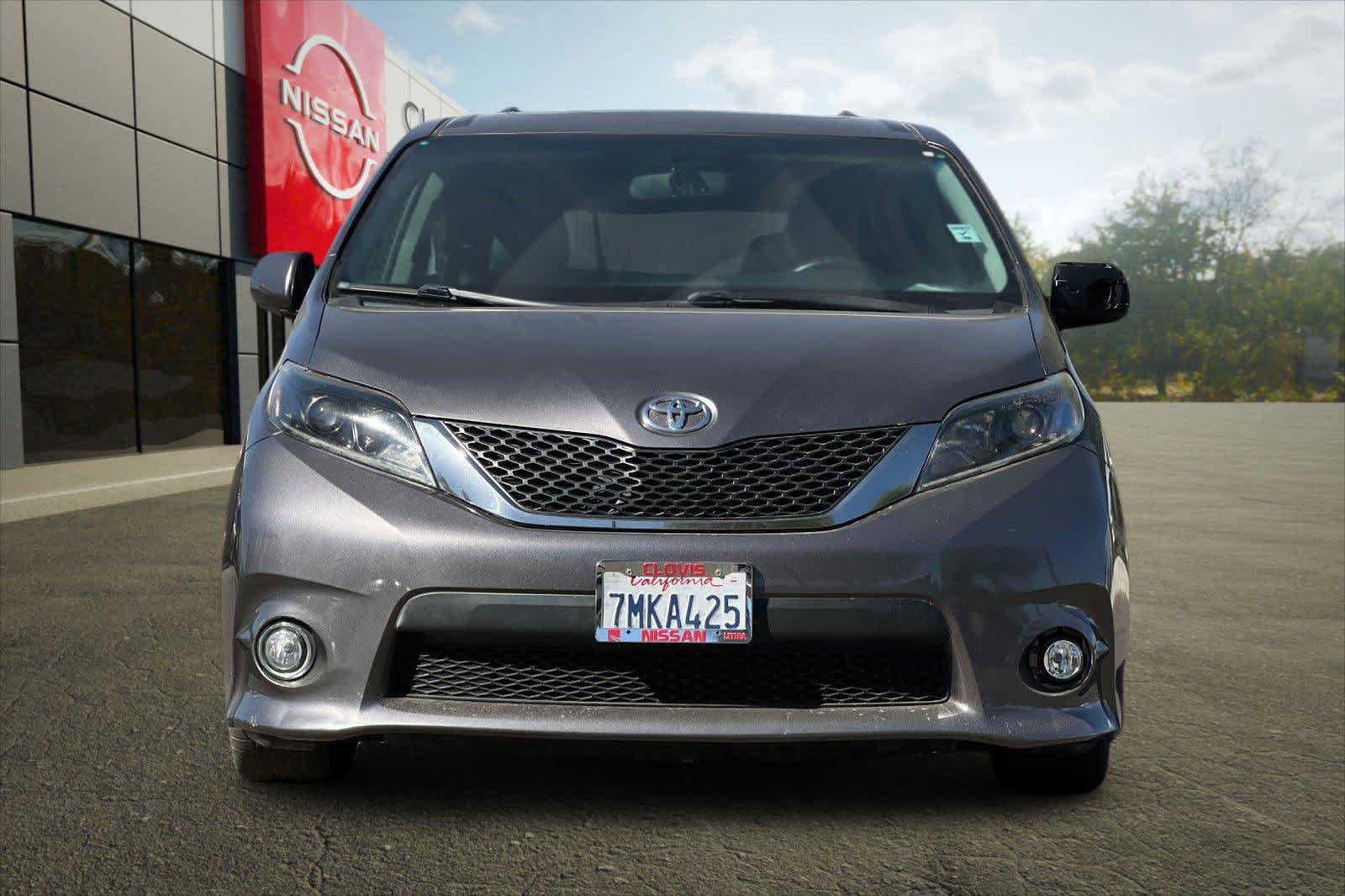 Used 2015 Toyota Sienna SE w/ SE Preferred Package FWD image 11