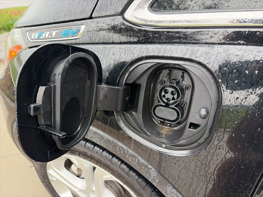 Used 2020 Chevrolet Bolt LT FWD image 41