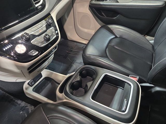 Used 2023 Chrysler Pacifica Touring-L image 26
