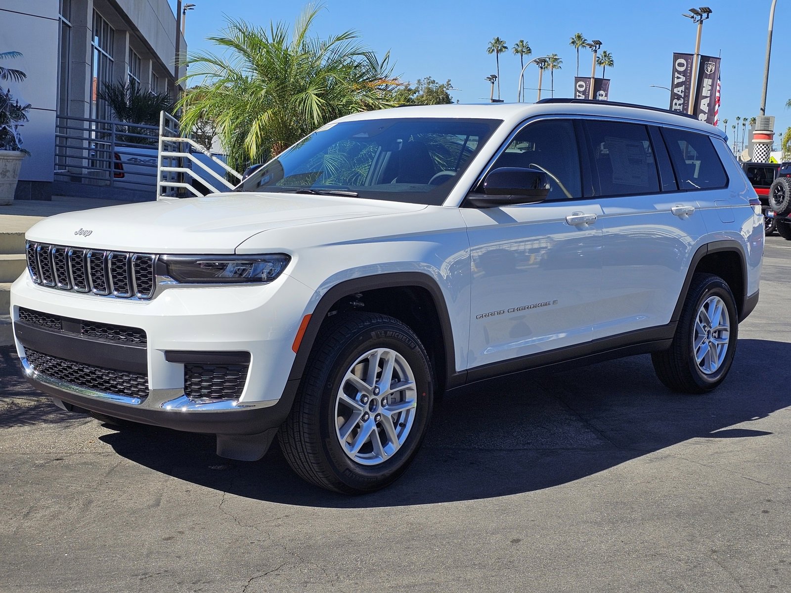 New 2025 Jeep Grand Cherokee L Laredo image 3