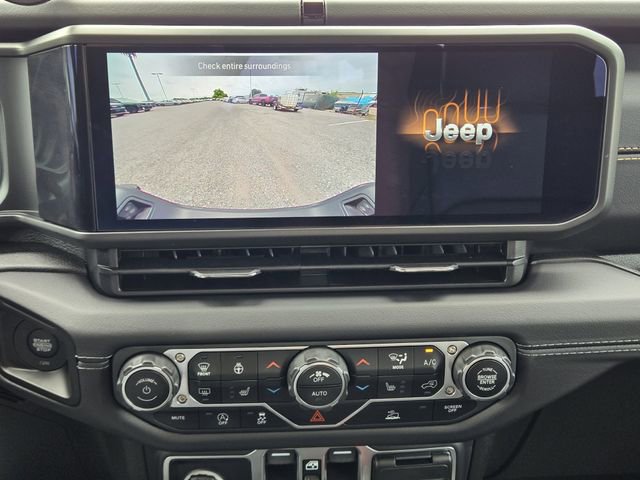 Used 2025 Jeep Gladiator Sport AWD/4WD image 17