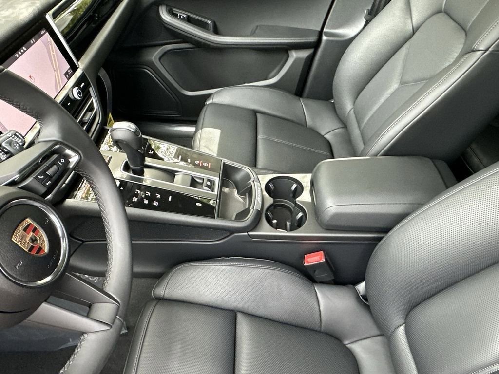 Certified 2025 Porsche Macan image 16