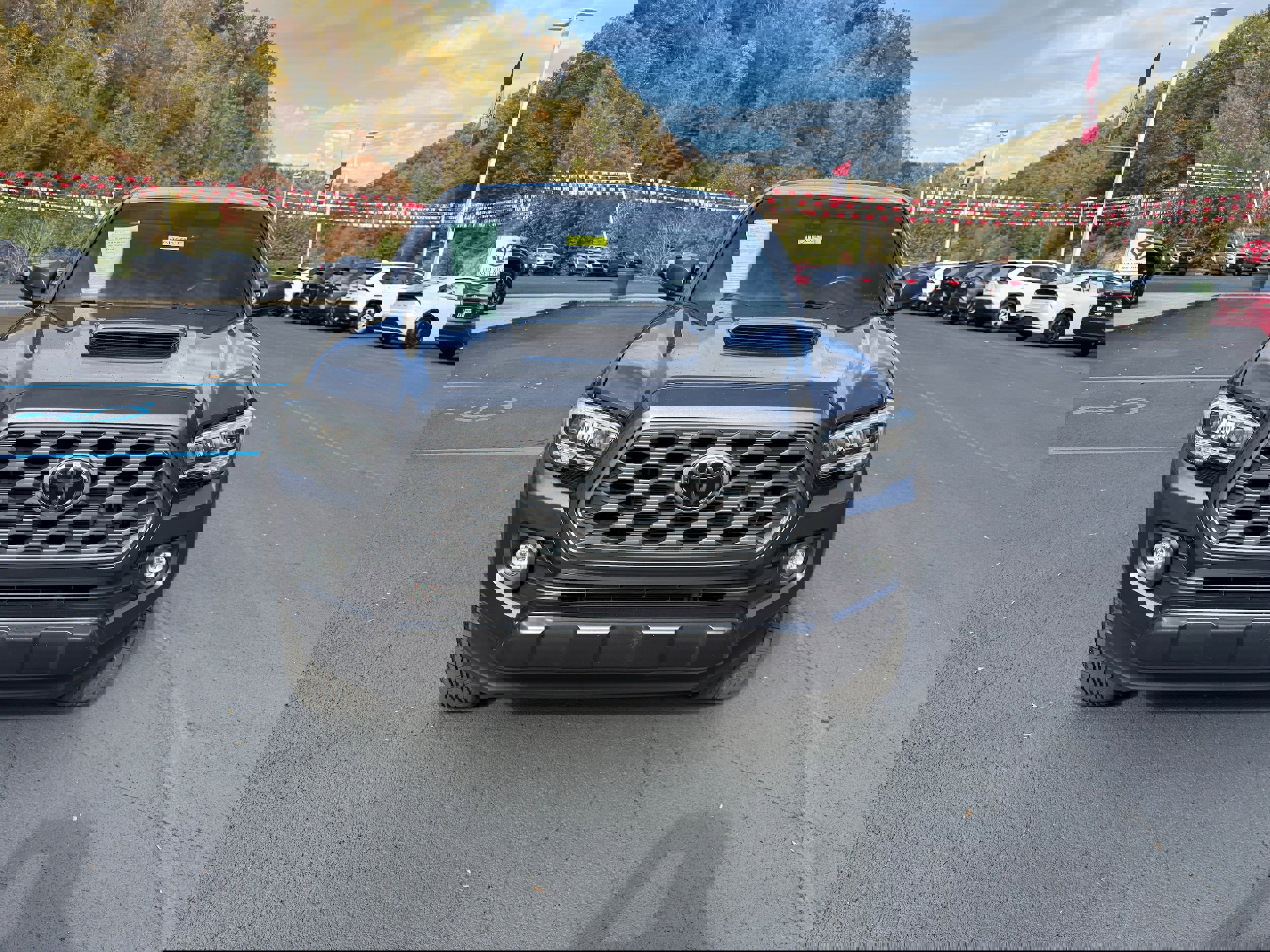 Used 2022 Toyota Tacoma TRD Sport w/ Technology Package image 4