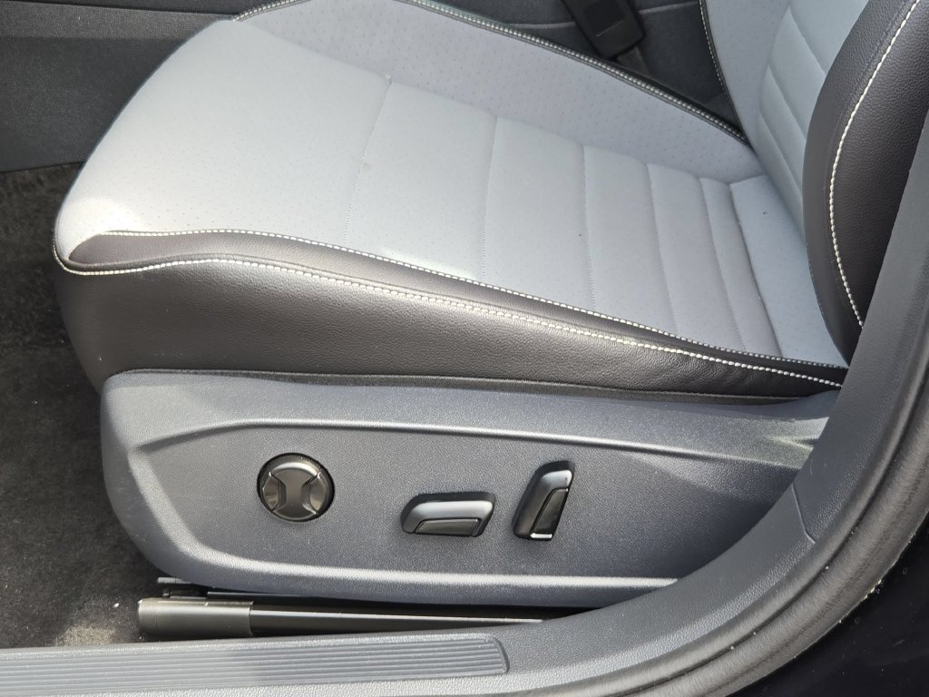 Used 2026 Volkswagen Jetta SE FWD image 14
