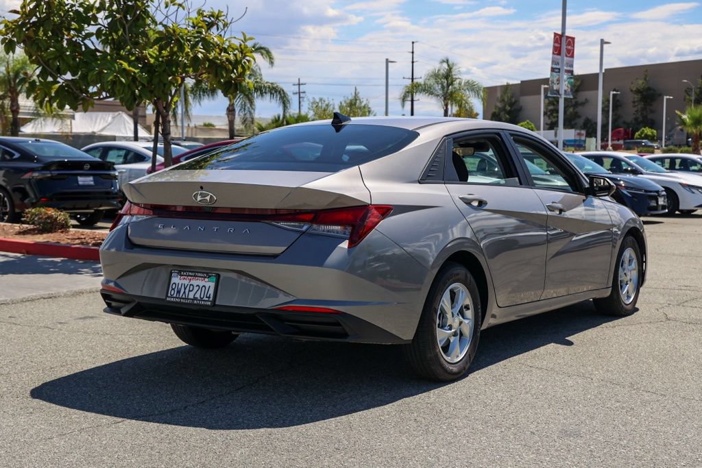 Used 2021 Hyundai Elantra SE FWD image 4