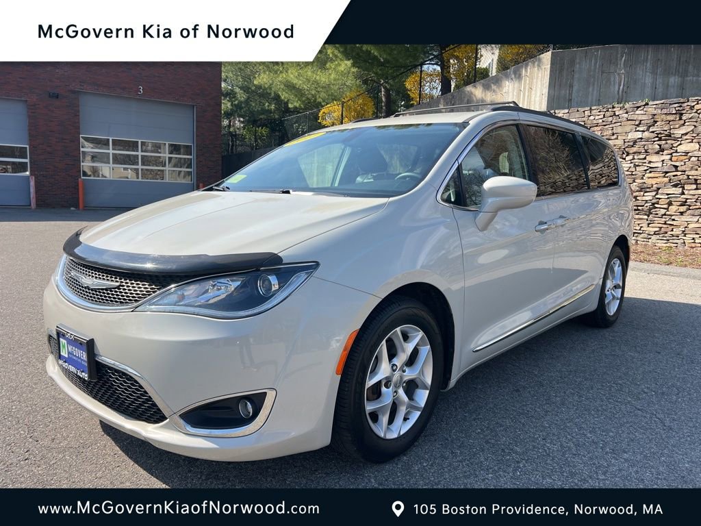 Used 2017 Chrysler Pacifica Touring-L w/ Tire & Wheel Group FWD image 1