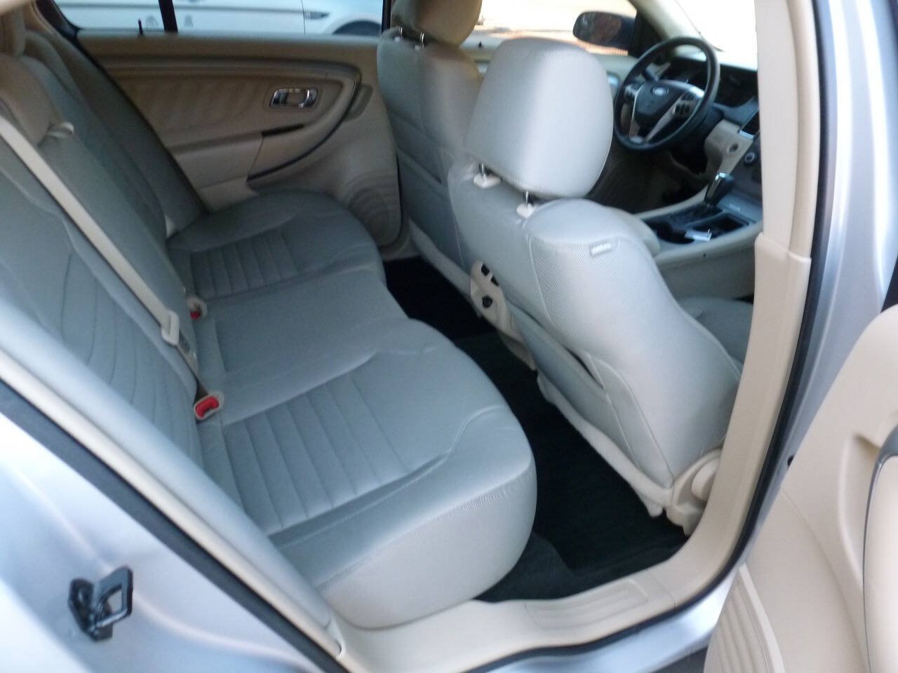 Used 2015 Ford Taurus SE FWD image 12