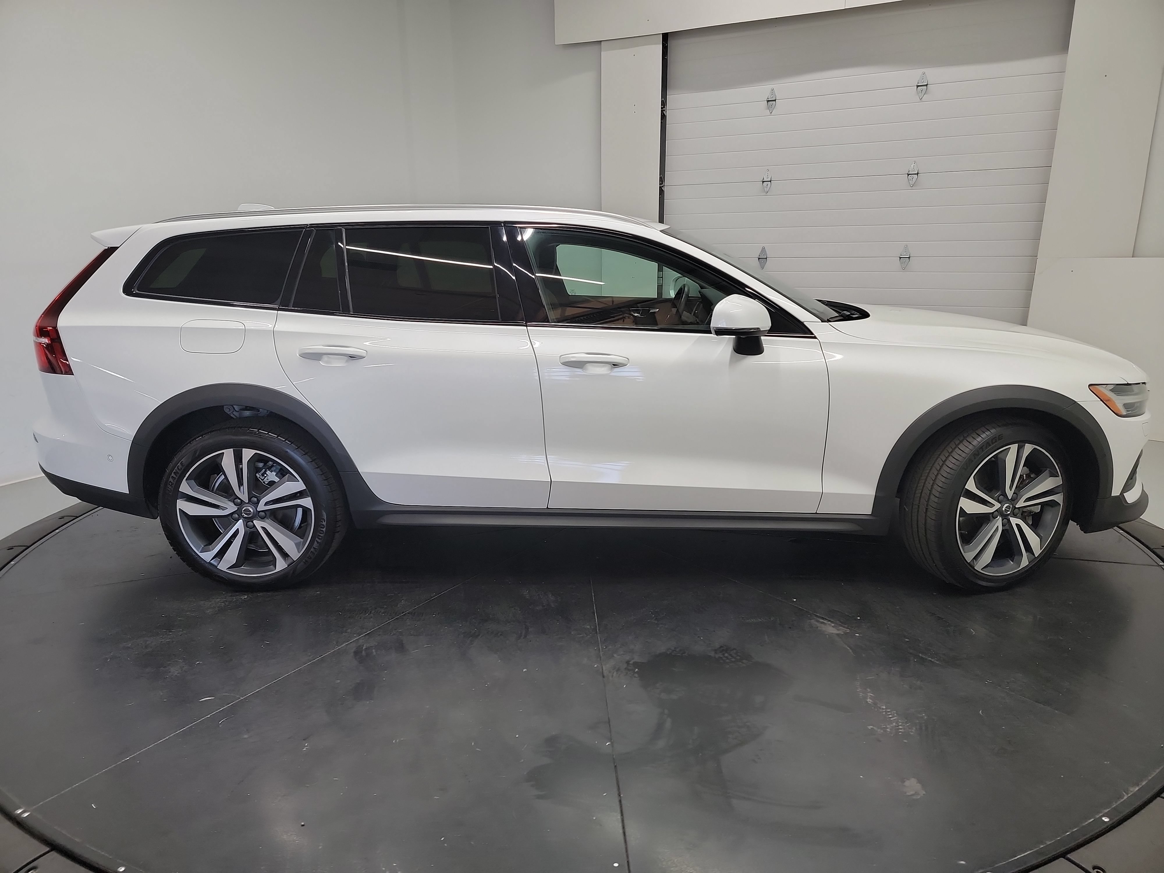 Used 2025 Volvo V60 B5 Cross Country Plus AWD/4WD image 11