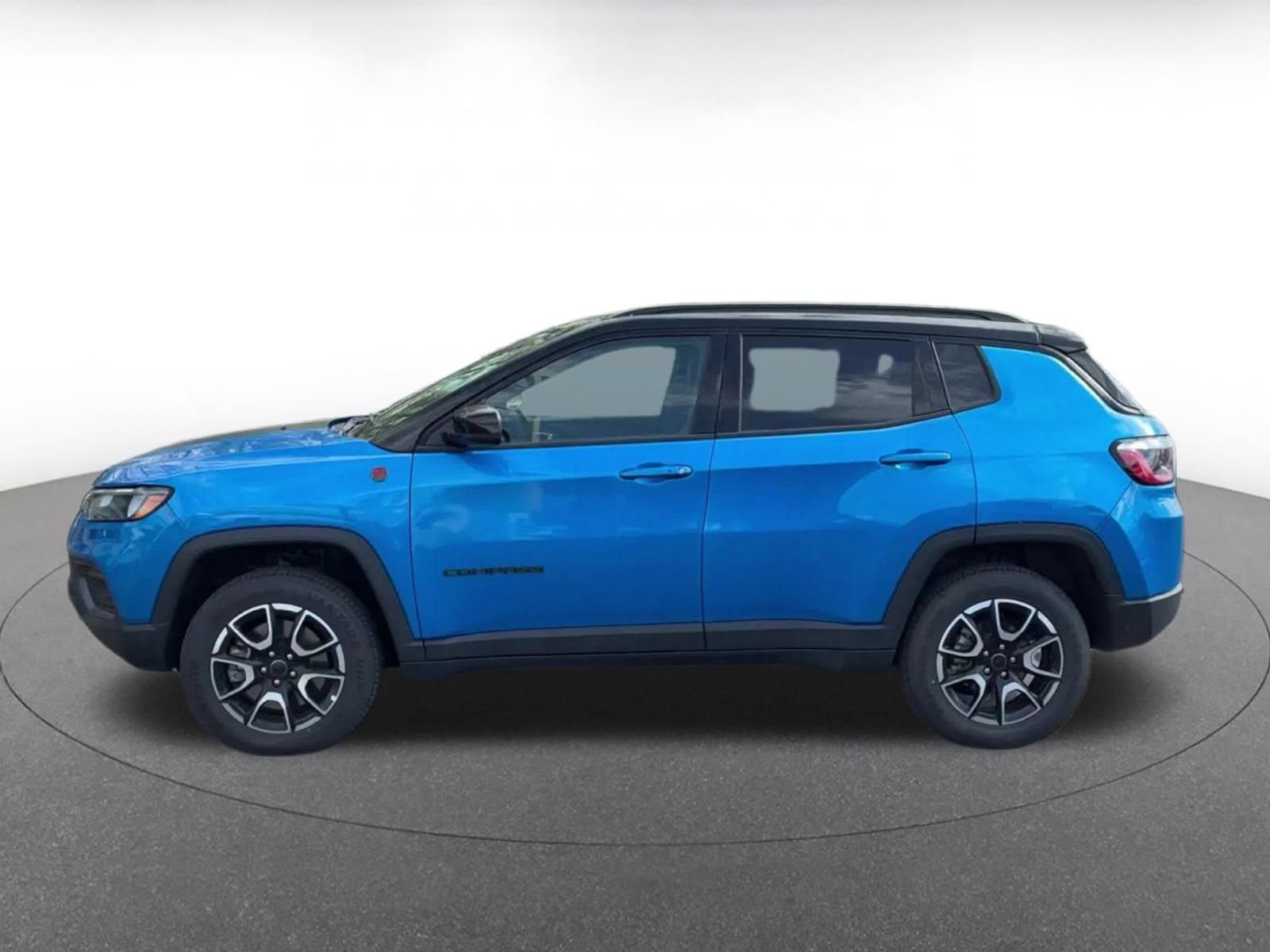 Used 2025 Jeep Compass Trailhawk AWD/4WD image 9