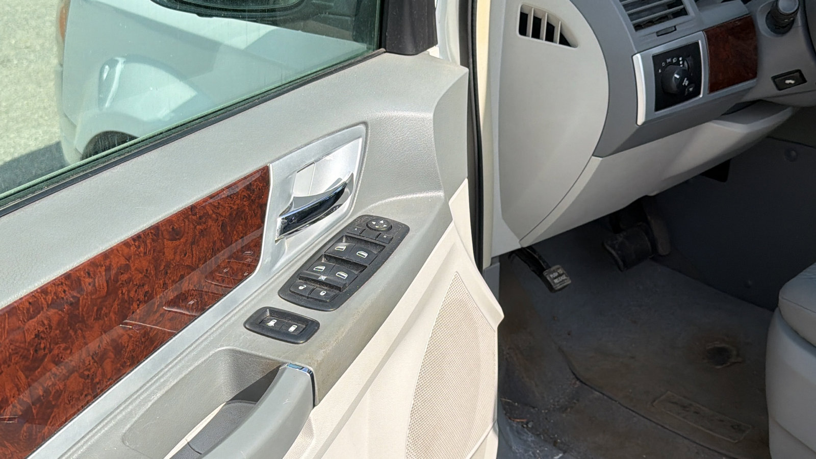 Used 2010 Chrysler Town & Country Touring image 15