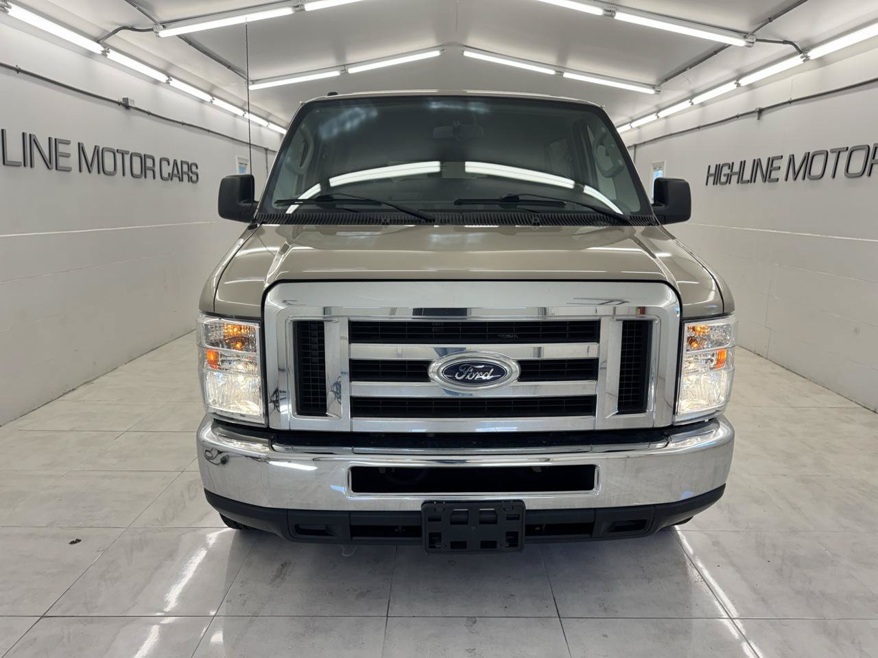 Used 2012 Ford E-350 and Econoline 350 XLT RWD image 2