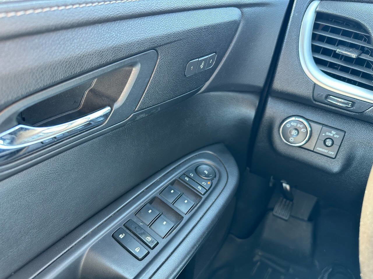 Used 2017 Chevrolet Traverse LT image 18