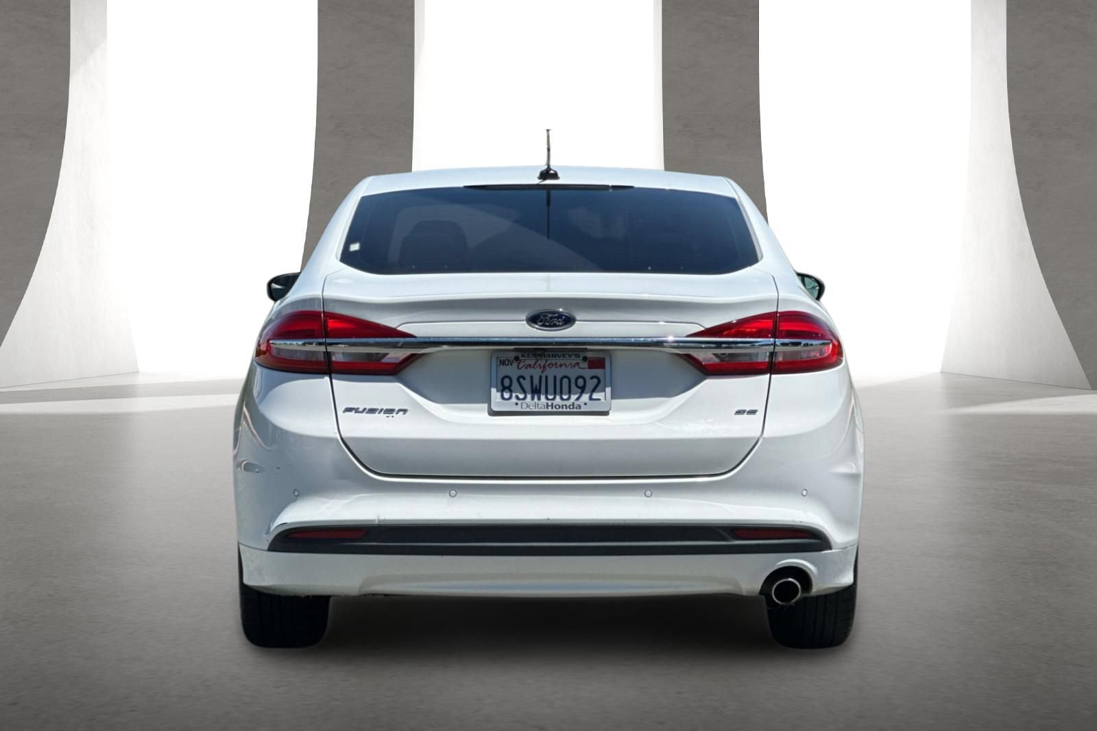 Used 2017 Ford Fusion SE w/ Fusion SE Technology Package FWD image 5